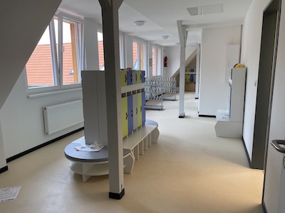 Kita neue Garderobe für 45 Kinder